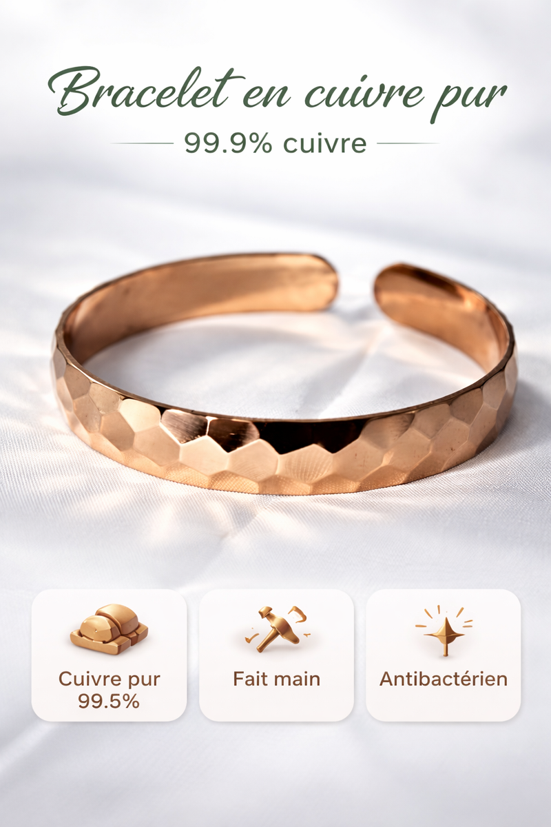 Bracelet en cuivre martelé ajustable de MoonRose Boutique, finition texturée, porté au poignet.