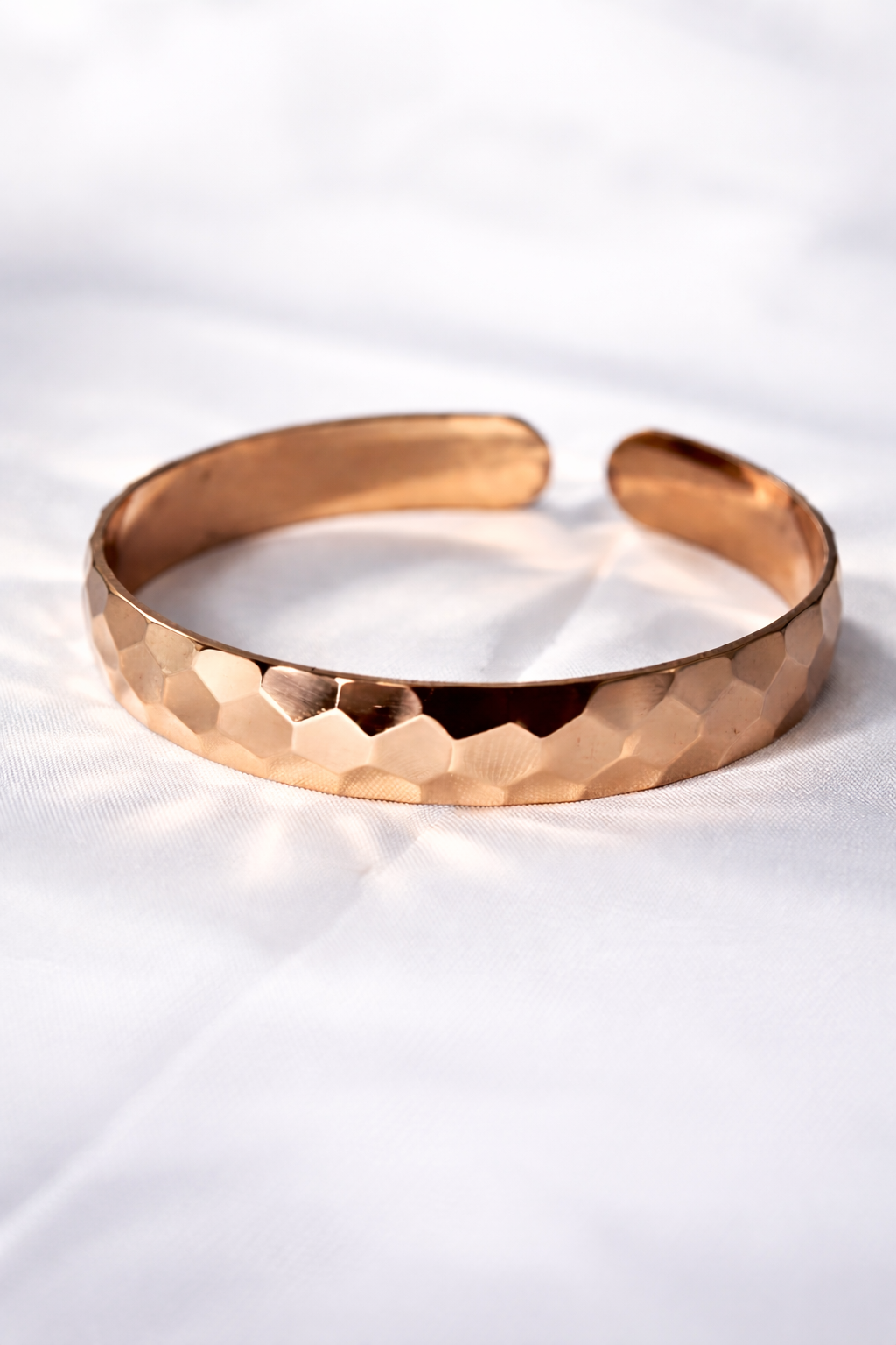 Bracelet en cuivre martelé ajustable de MoonRose Boutique, bijou artisanal avec surface texturée et design élégant.