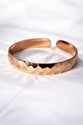 Bracelet en cuivre martelé ajustable de MoonRose Boutique, bijou artisanal avec surface texturée et design élégant.