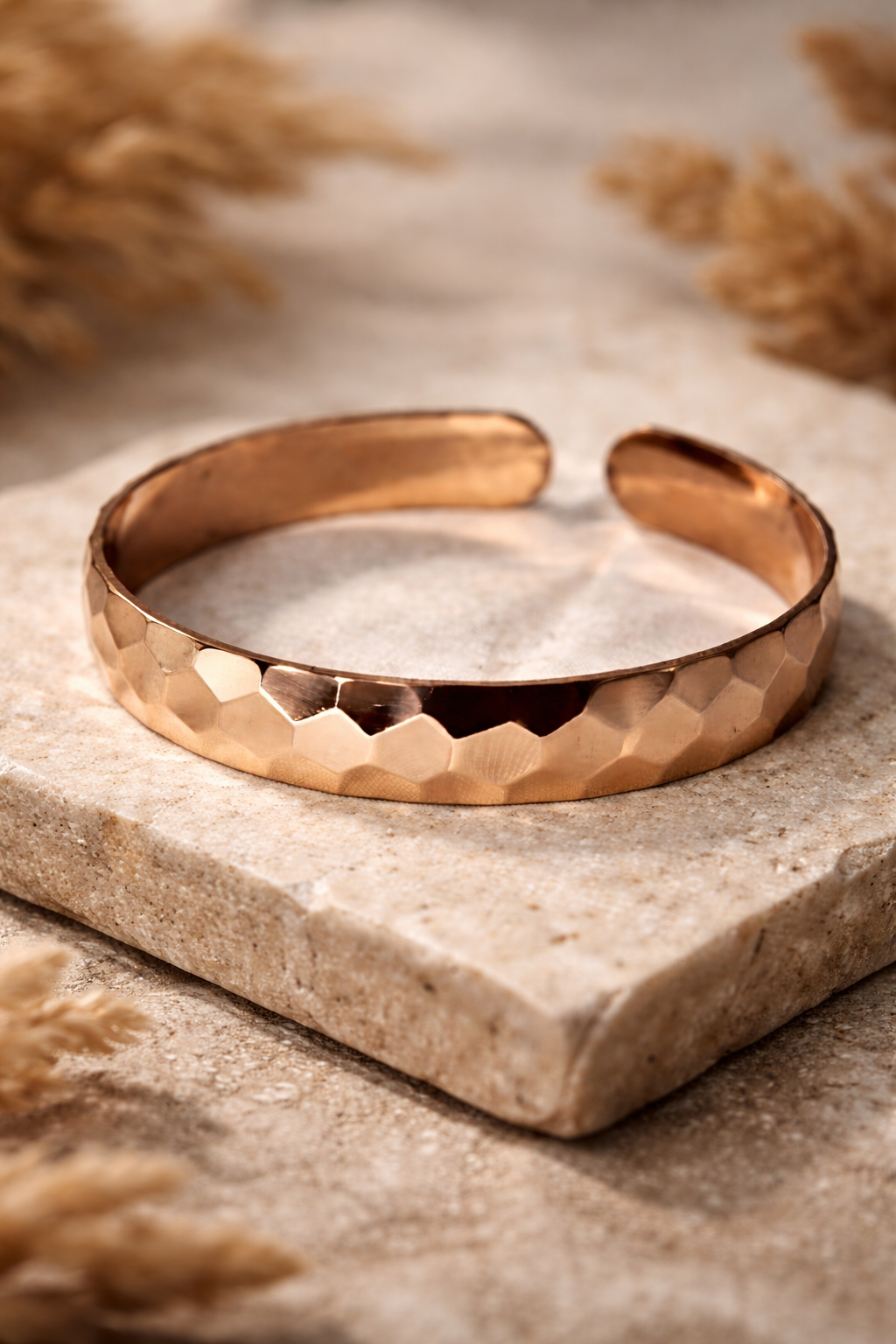 Bracelet en cuivre martelé ajustable de MoonRose Boutique, avec finition robuste et design artisanal.