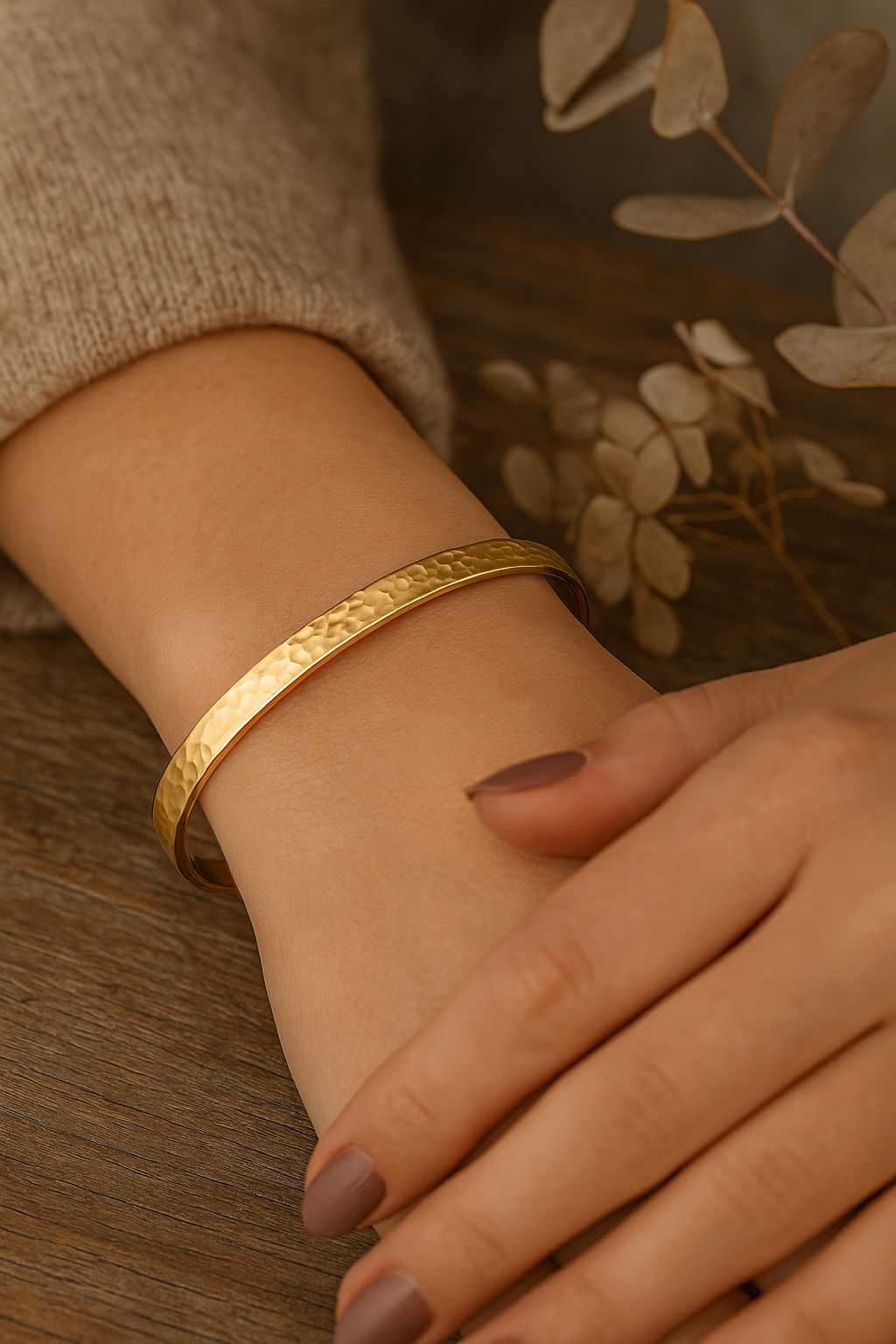 Bracelet jonc doré martelé MoonRose, finition brillante et texture martelée, porté au poignet, style élégant et moderne.