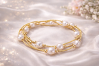 Bracelet ajustable MoonRose avec perles et détails dorés, porté sur un poignet.
