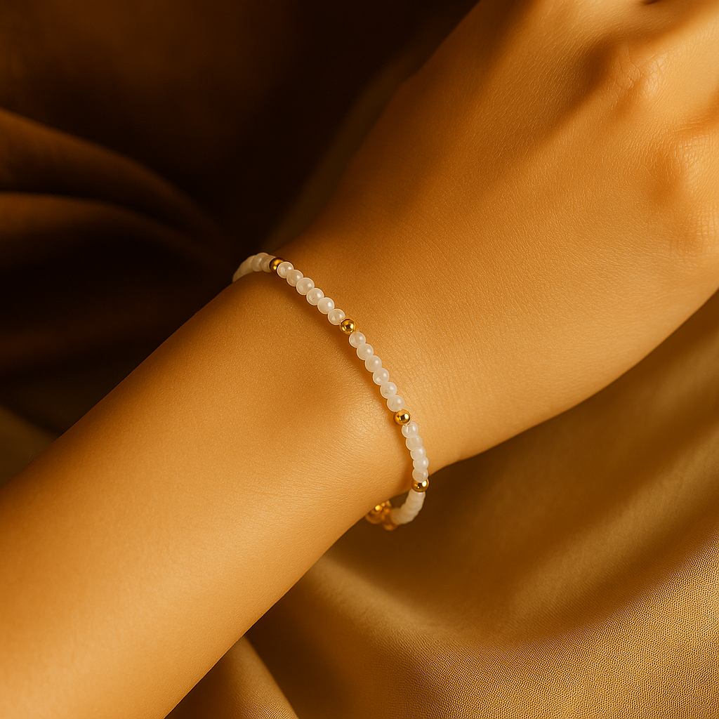 Bracelet MoonRose en pierre de lune avec perles blanches et accents dorés, élégant bijou artisanal pour femme.