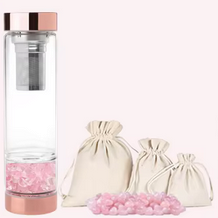Bouteille en cristal Harmonie Triple MoonRose avec quartz rose, cristal blanc et améthyste, visible avec détails de la bouteille.