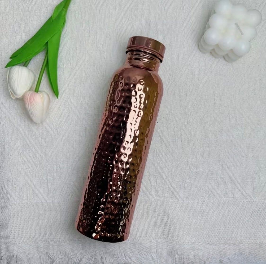 Bouteille en cuivre martelé MoonRose de 800ml, élégante et durable, idéale pour le bien-être quotidien.