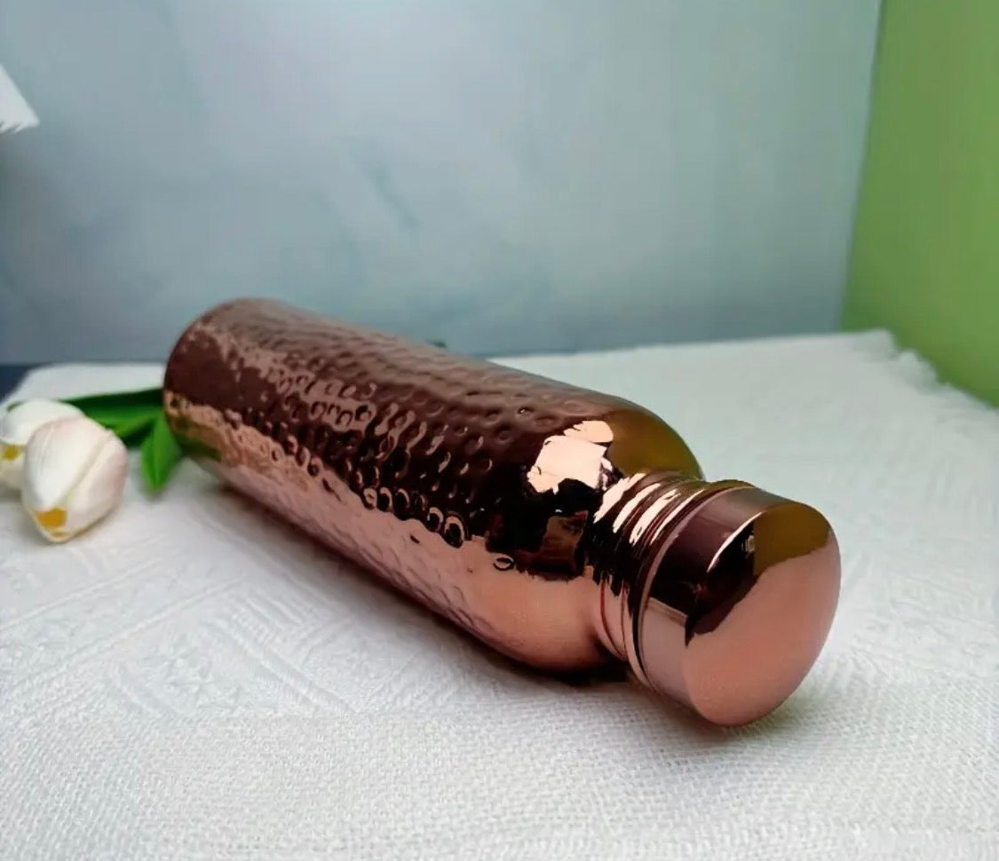 Bouteille en cuivre martelé MoonRose 800ml, élégante pour le bien-être quotidien, avec finition texturée et design artisanal.
