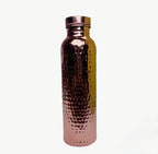 Bouteille en cuivre martelé MoonRose 800ml, design élégant pour le bien-être quotidien, visible avec texture en relief.