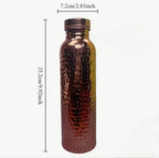 Bouteille en cuivre martelé MoonRose 800ml, élégante pour le bien-être quotidien, avec finition texturée et design raffiné.