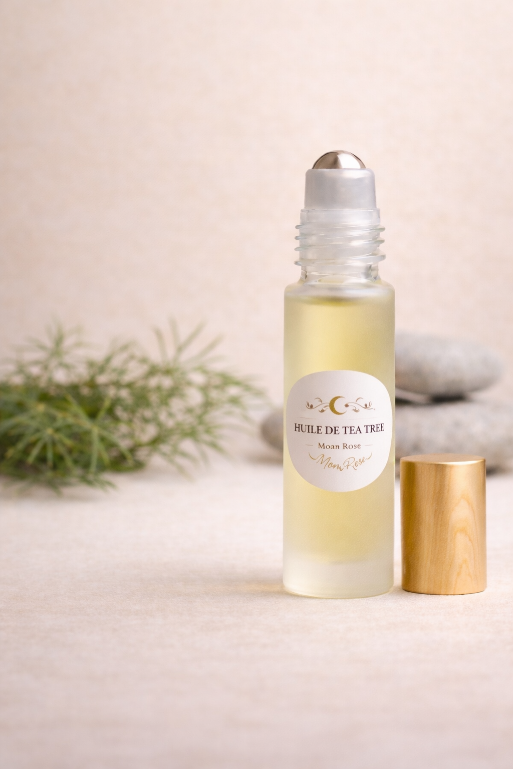 Roll-on huile essentielle Arbre à Thé MoonRose pour le visage, 10 ml, appliqué sur la peau avec bille de massage.
