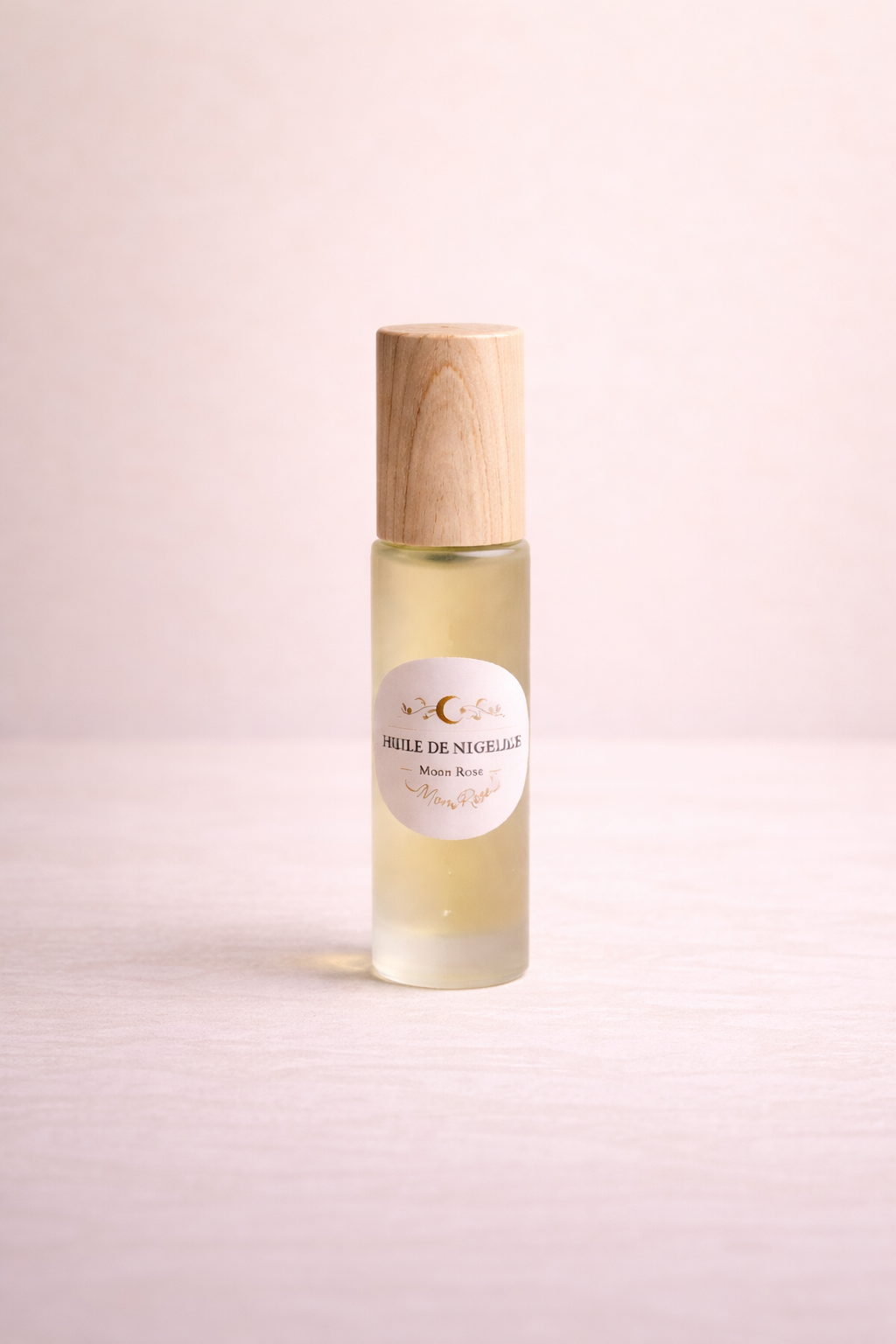 Roll-on huile de Nigelle MoonRose pour le visage, 10ml, flacon pratique avec bille en métal pour une application facile.