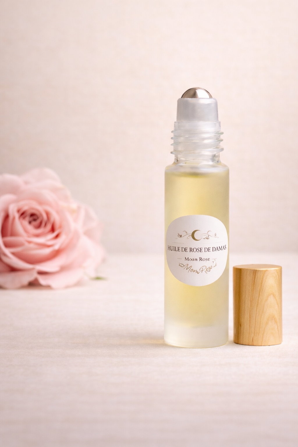 Roll-on huile essentielle de rose de Damas pour le visage, flacon de 10 ml, marque MoonRose, applicateur pratique et élégant