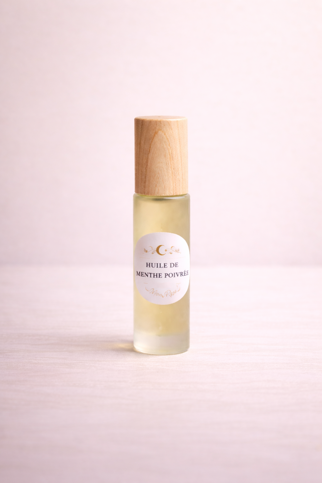 Roll-on huile essentielle Menthe Poivrée MoonRose, flacon de 10 ml avec bille pour une application facile.