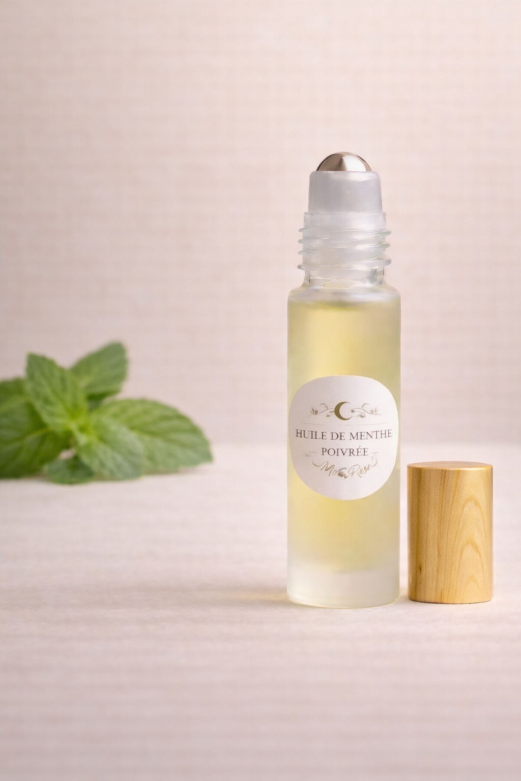 Roll-on d'huile essentielle de Menthe Poivrée MoonRose dans un flacon de 10 ml avec applicateur roll-on.